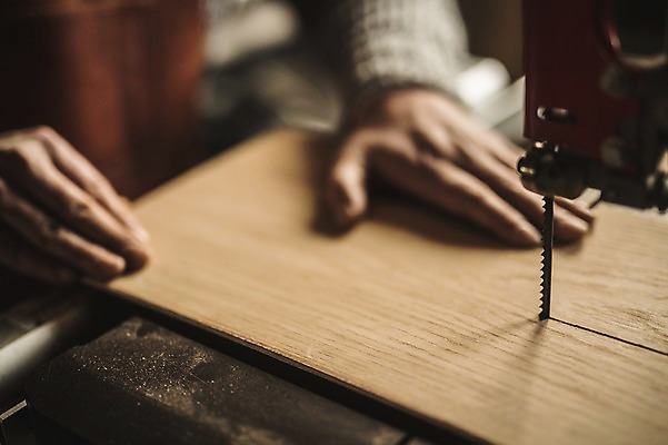 포토 JPG 손 남자 40대 실내 한명 사람 상반신 성인 신체부위 기계 한국인 양손 잡기 작업실 자르기 목공예 장인 재단 합판 성인남자한명만 국내포토 1 중년 모션 동양인 내부 공예 남자한명만 성인남자만 파일형식