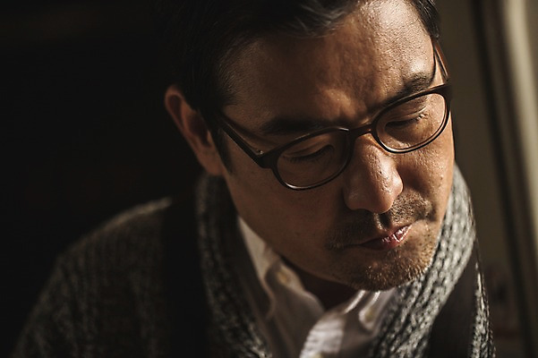 포토 JPG 응시 남자 얼굴 40대 실내 한명 사람 근접촬영 상반신 성인 앞모습 한국인 작업실 목공예 장인 성인남자한명만 안경낌 국내포토 1 시선 안경 뷰포인트 중년 동양인 내부 신체부위 공예 남자한명만 성인남자만 파일형식