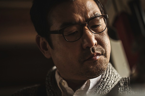 포토 JPG 응시 남자 얼굴 40대 실내 한명 사람 근접촬영 상반신 성인 앞모습 한국인 작업실 집중 목공예 장인 성인남자한명만 안경낌 국내포토 1 시선 안경 뷰포인트 중년 컨셉 동양인 내부 신체부위 공예 남자한명만 성인남자만 파일형식