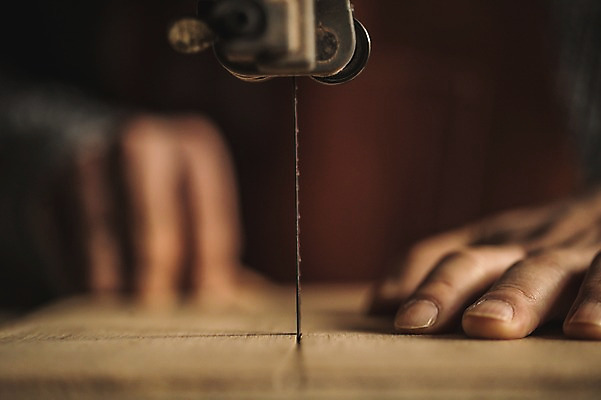 포토 JPG 손 남자 40대 실내 한명 사람 근접촬영 상반신 성인 신체부위 기계 한국인 양손 작업실 자르기 목공예 장인 재단 합판 성인남자한명만 국내포토 1 뷰포인트 중년 모션 동양인 내부 공예 남자한명만 성인남자만 파일형식