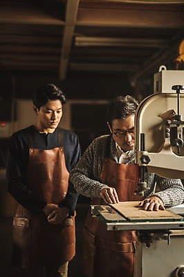 포토 JPG 주간 남자 40대 실내 서기 사람 상반신 20대 성인 두명 앞모습 앞치마 기계 한국인 가르침 작업실 자르기 목공예 실습 장인 재단 신입 성인남자만 국내포토 자연요소 교육 뷰포인트 중년 모션 동양인 청년 내부 공예 남자만 성인만 파일형식