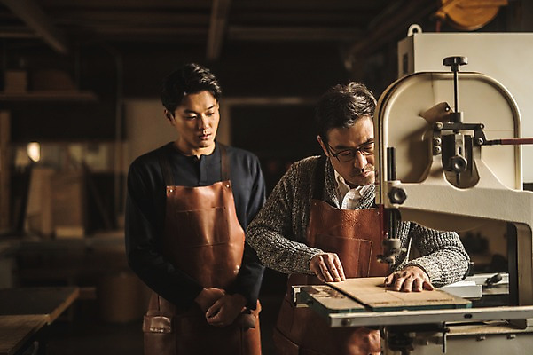 포토 JPG 주간 응시 남자 40대 실내 서기 사람 상반신 20대 성인 두명 앞모습 앞치마 기계 한국인 작업 가르침 작업실 자르기 목공예 실습 장인 신입 작업대 성인남자만 국내포토 자연요소 시선 교육 뷰포인트 중년 모션 동양인 청년 내부 공예 남자만 성인만 파일형식