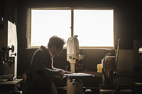 포토 JPG 주간 응시 남자 40대 창문 실내 한명 사람 상반신 성인 옆모습 기계 한국인 작업실 자르기 목공예 장인 재단 합판 성인남자한명만 안경낌 국내포토 자연요소 1 시선 안경 뷰포인트 중년 모션 동양인 내부 공예 남자한명만 성인남자만 파일형식