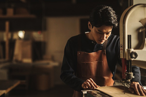 포토 JPG 주간 응시 남자 실내 한명 서기 사람 상반신 20대 성인 앞모습 앞치마 기계 한국인 작업 작업실 자르기 집중 목공예 실습 신입 합판 성인남자한명만 국내포토 자연요소 1 시선 뷰포인트 컨셉 모션 동양인 청년 내부 공예 남자한명만 성인남자만 파일형식