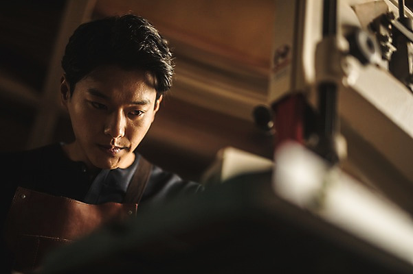 포토 JPG 주간 응시 남자 실내 한명 서기 사람 상반신 20대 성인 앞모습 앞치마 기계 한국인 작업 작업실 집중 목공예 실습 신입 작업대 성인남자한명만 국내포토 자연요소 1 시선 뷰포인트 컨셉 모션 동양인 청년 내부 공예 남자한명만 성인남자만 파일형식