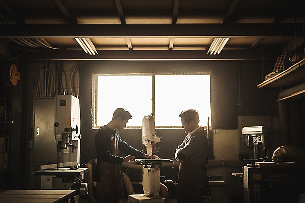 포토 JPG 주간 응시 남자 40대 창문 실내 서기 사람 상반신 20대 성인 두명 옆모습 팔짱 앞치마 기계 한국인 도구 공구 작업 가르침 작업실 목공예 실습 장인 신입 성인남자만 국내포토 자연요소 시선 교육 뷰포인트 중년 모션 동양인 청년 내부 공예 남자만 성인만 파일형식