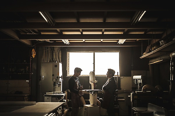 포토 JPG 주간 남자 40대 실내 서기 사람 상반신 20대 성인 두명 옆모습 마주보기 팔짱 한국인 도구 공구 작업실 목공예 실습 장인 신입 연장세트 합판 성인남자만 국내포토 자연요소 뷰포인트 중년 모션 동양인 청년 내부 공예 남자만 성인만 파일형식