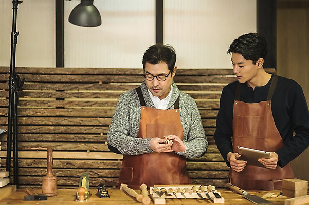 포토 JPG 주간 응시 남자 40대 전등 실내 서기 사람 상반신 20대 성인 두명 앞모습 태블릿 앞치마 한국인 도구 작업 가르침 작업실 목공예 실습 장인 신입 연장세트 작업대 성인남자만 안경낌 국내포토 자연요소 시선 교육 안경 뷰포인트 중년 모션 조명 동양인 청년 내부 전자제품 스마트기기 공구 공예 남자만 성인만 파일형식
