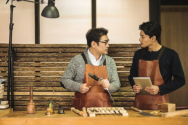 포토 JPG 주간 남자 40대 창문 전등 실내 대화 서기 사람 상반신 20대 성인 두명 앞모습 태블릿 앞치마 한국인 도구 작업 가르침 작업실 망치 목공예 톱 실습 장인 신입 연장세트 작업대 성인남자만 안경낌 국내포토 자연요소 교육 안경 뷰포인트 중년 모션 조명 말하기 동양인 청년 내부 전자제품 스마트기기 공구 공예 남자만 성인만 파일형식