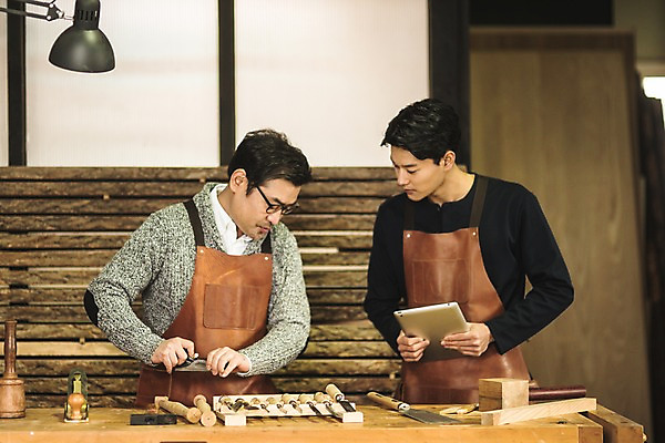 포토 JPG 주간 응시 남자 40대 창문 전등 실내 사람 상반신 20대 성인 두명 목재 앞모습 태블릿 앞치마 한국인 도구 작업실 목공예 톱 실습 장인 신입 연장세트 작업대 합판 성인남자만 국내포토 자연요소 나무 시선 뷰포인트 중년 재료 조명 동양인 청년 내부 전자제품 스마트기기 공구 공예 남자만 성인만 파일형식