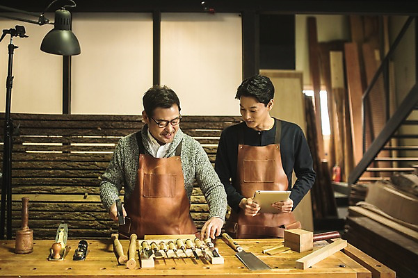 포토 JPG 주간 응시 남자 40대 전등 실내 서기 미소 사람 상반신 20대 성인 두명 목재 앞모습 태블릿 앞치마 한국인 도구 공구 작업 가르침 작업실 망치 목공예 톱 실습 장인 신입 연장세트 작업대 합판 성인남자만 안경낌 국내포토 자연요소 나무 시선 교육 안경 뷰포인트 중년 재료 모션 조명 표정 동양인 청년 내부 전자제품 스마트기기 공예 남자만 성인만 파일형식