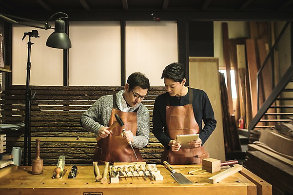 포토 JPG 주간 응시 남자 40대 창문 전등 실내 서기 사람 상반신 20대 성인 두명 목재 앞모습 태블릿 앞치마 한국인 도구 작업 가르침 작업실 망치 목공예 톱 실습 장인 망치질 신입 연장세트 작업대 정 합판 성인남자만 안경낌 국내포토 자연요소 나무 시선 교육 안경 뷰포인트 중년 재료 모션 조명 동양인 청년 내부 전자제품 스마트기기 공구 공예 남자만 성인만 파일형식