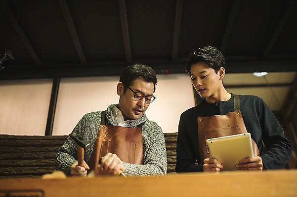 포토 JPG 주간 남자 로우앵글 40대 창문 실내 서기 사람 상반신 20대 성인 두명 앞모습 태블릿 앞치마 한국인 도구 작업 가르침 작업실 망치 목공예 실습 장인 신입 작업대 정 성인남자만 안경낌 내려보기 국내포토 자연요소 교육 안경 뷰포인트 중년 모션 동양인 청년 내부 전자제품 스마트기기 공구 공예 남자만 성인만 파일형식