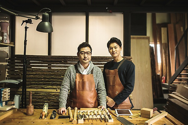 포토 JPG 주간 남자 40대 창문 전등 실내 서기 사람 상반신 20대 성인 두명 목재 앞모습 태블릿 앞치마 한국인 도구 공구 작업실 목공예 실습 장인 신입 연장세트 작업대 합판 성인남자만 국내포토 자연요소 나무 뷰포인트 중년 재료 모션 조명 동양인 청년 내부 전자제품 스마트기기 공예 남자만 성인만 파일형식