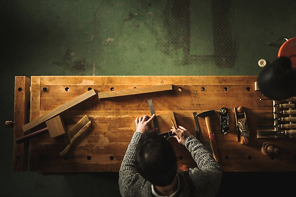 포토 JPG 손 남자 40대 실내 자 한명 사람 상반신 성인 목재 신체부위 하이앵글 연필 한국인 도구 공구 그리기 작업실 망치 빗자루 목공예 장인 재단 국내포토 나무 1 뷰포인트 중년 재료 모션 문구용품 학용품 동양인 내부 필기구 공예 청소도구 파일형식