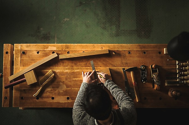 포토 JPG 손 남자 40대 실내 한명 사람 상반신 성인 목재 신체부위 하이앵글 연필 한국인 도구 공구 그리기 작업실 빗자루 목공예 장인 재단 국내포토 나무 1 뷰포인트 중년 재료 모션 학용품 동양인 내부 필기구 공예 청소도구 파일형식