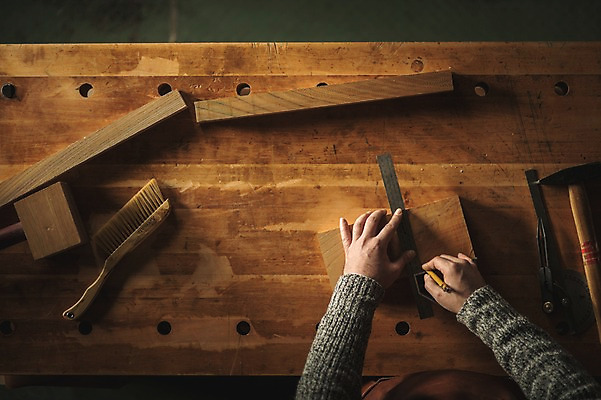 포토 JPG 손 남자 40대 실내 자 한명 사람 성인 목재 신체부위 하이앵글 연필 한국인 도구 공구 그리기 작업실 망치 빗자루 목공예 장인 재단 국내포토 나무 1 뷰포인트 중년 재료 모션 문구용품 학용품 동양인 내부 필기구 공예 청소도구 파일형식