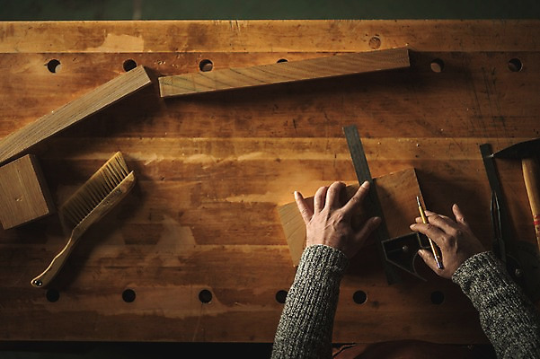 포토 JPG 손 남자 40대 실내 자 한명 사람 성인 목재 신체부위 하이앵글 연필 한국인 도구 공구 그리기 작업실 망치 빗자루 목공예 장인 국내포토 나무 1 뷰포인트 중년 재료 모션 문구용품 학용품 동양인 내부 필기구 공예 청소도구 파일형식