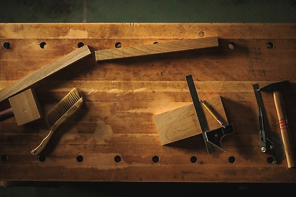 포토 JPG 주간 실내 자 사람없음 목재 하이앵글 연필 도구 공구 작업실 망치 빗자루 목공예 국내포토 자연요소 나무 뷰포인트 재료 문구용품 학용품 내부 필기구 공예 청소도구 파일형식