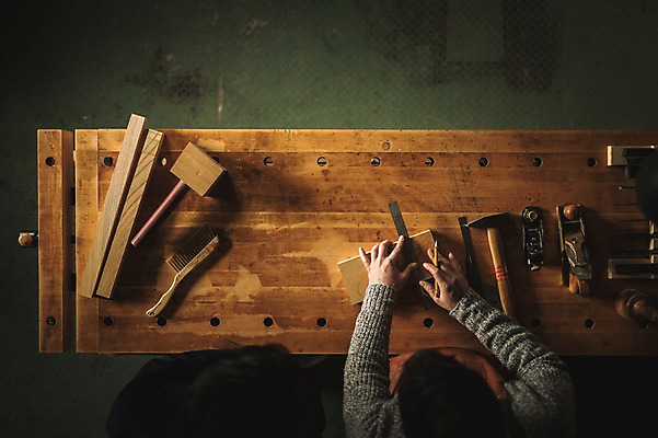 포토 JPG 손 남자 40대 실내 자 한명 사람 상반신 성인 목재 신체부위 하이앵글 연필 한국인 도구 공구 작업 작업실 망치 목공예 장인 재단 국내포토 나무 1 뷰포인트 중년 재료 문구용품 학용품 동양인 내부 필기구 공예 파일형식