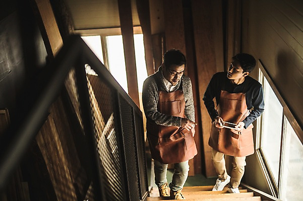 포토 JPG 주간 전신 남자 40대 창문 실내 대화 사람 20대 성인 두명 목재 앞모습 스마트폰 태블릿 계단 앞치마 한국인 작업실 오르기 목공예 실습 장인 신입 합판 성인남자만 국내포토 자연요소 나무 뷰포인트 중년 재료 모션 말하기 동양인 청년 내부 전자제품 핸드폰 스마트기기 공예 남자만 성인만 파일형식