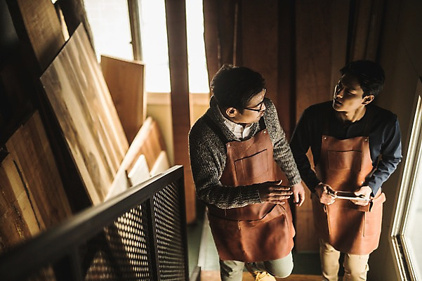 포토 JPG 주간 남자 40대 실내 대화 사람 상반신 20대 성인 두명 목재 앞모습 태블릿 마주보기 계단 앞치마 한국인 작업실 목공예 실습 장인 목공소 신입 합판 성인남자만 국내포토 자연요소 나무 뷰포인트 중년 재료 모션 말하기 동양인 청년 내부 전자제품 스마트기기 공예 남자만 성인만 파일형식