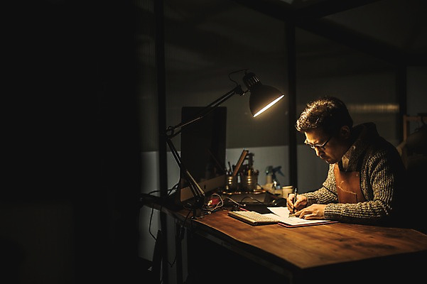 포토 JPG 디자인 응시 남자 종이 40대 도안 전등 실내 자 한명 사람 앉기 상반신 성인 옆모습 컴퓨터 연필 한국인 그리기 작업실 야간 책상 목공예 장인 성인남자한명만 안경낌 국내포토 자연요소 1 시선 안경 뷰포인트 중년 가구 모션 문구용품 학용품 조명 동양인 내부 전자제품 필기구 공예 남자한명만 성인남자만 파일형식