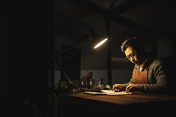 포토 JPG 디자인 응시 남자 40대 도안 전등 실내 자 한명 사람 앉기 상반신 성인 옆모습 연필 앞치마 한국인 그리기 작업실 야간 책상 목공예 장인 성인남자한명만 안경낌 국내포토 자연요소 1 시선 안경 뷰포인트 중년 가구 모션 문구용품 학용품 조명 동양인 내부 필기구 공예 남자한명만 성인남자만 파일형식