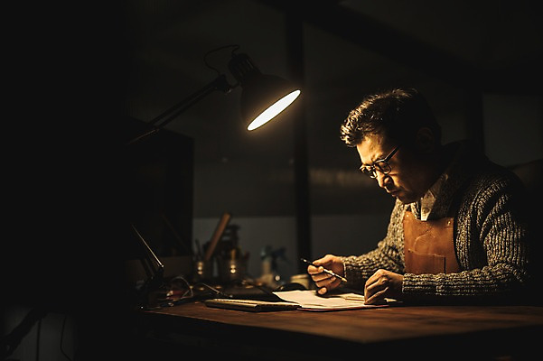 포토 JPG 디자인 응시 남자 40대 도안 전등 실내 한명 사람 앉기 상반신 성인 옆모습 연필 한국인 그리기 작업실 야간 책상 목공예 장인 성인남자한명만 안경낌 국내포토 자연요소 1 시선 안경 뷰포인트 중년 가구 모션 학용품 조명 동양인 내부 필기구 공예 남자한명만 성인남자만 파일형식