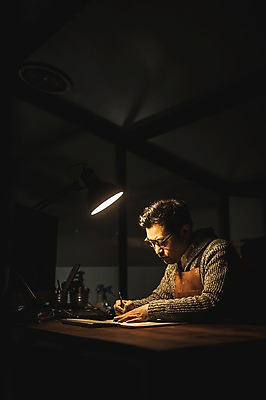 포토 JPG 디자인 응시 남자 40대 도안 전등 실내 한명 사람 앉기 상반신 성인 옆모습 연필 앞치마 한국인 그리기 작업실 야간 책상 목공예 장인 성인남자한명만 안경낌 국내포토 자연요소 1 시선 안경 뷰포인트 중년 가구 모션 학용품 조명 동양인 내부 필기구 공예 남자한명만 성인남자만 파일형식