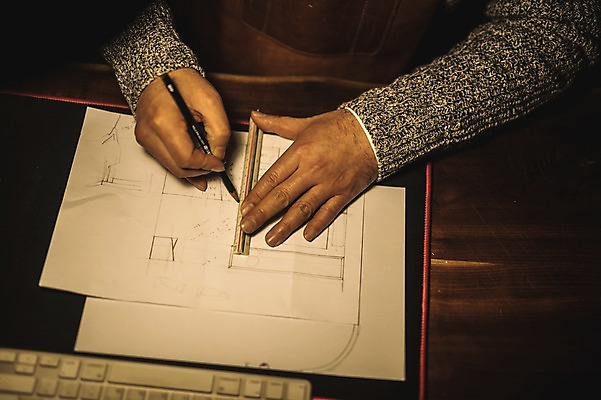 포토 JPG 손 디자인 남자 종이 40대 도안 실내 자 한명 사람 성인 신체부위 연필 한국인 양손 키보드 그리기 작업실 책상 목공예 장인 성인남자한명만 국내포토 1 중년 가구 모션 문구용품 학용품 동양인 내부 필기구 공예 남자한명만 성인남자만 파일형식