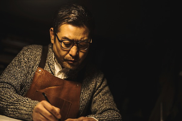 포토 JPG 응시 남자 40대 실내 한명 사람 상반신 성인 앞모습 연필 앞치마 한국인 그리기 작업실 목공예 장인 성인남자한명만 안경낌 국내포토 1 시선 안경 뷰포인트 중년 모션 학용품 동양인 내부 필기구 공예 남자한명만 성인남자만 파일형식