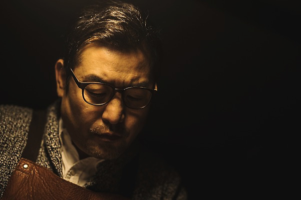 포토 JPG 응시 남자 얼굴 40대 실내 한명 사람 근접촬영 상반신 성인 앞모습 앞치마 한국인 작업실 목공예 장인 성인남자한명만 안경낌 내려보기 국내포토 1 시선 안경 뷰포인트 중년 모션 동양인 내부 신체부위 공예 남자한명만 성인남자만 파일형식