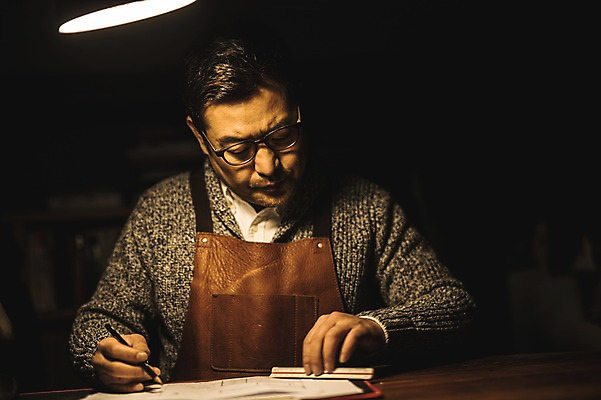 포토 JPG 디자인 응시 남자 종이 40대 도안 전등 실내 자 한명 사람 상반신 성인 앞모습 연필 앞치마 한국인 그리기 작업실 목공예 장인 성인남자한명만 안경낌 국내포토 1 시선 안경 뷰포인트 중년 모션 문구용품 학용품 조명 동양인 내부 필기구 공예 남자한명만 성인남자만 파일형식