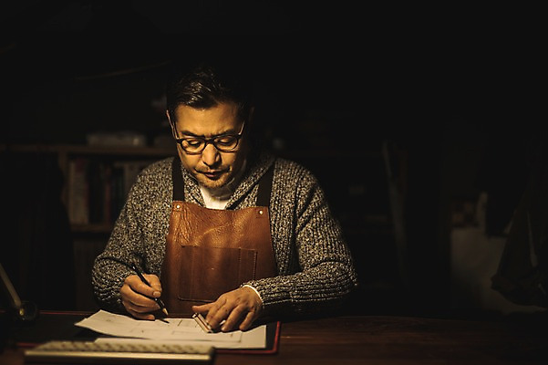 포토 JPG 디자인 남자 40대 도안 실내 자 한명 사람 앉기 상반신 성인 앞모습 연필 앞치마 한국인 그리기 작업실 책상 목공예 장인 성인남자한명만 안경낌 내려보기 국내포토 1 안경 뷰포인트 중년 가구 모션 문구용품 학용품 동양인 내부 필기구 공예 남자한명만 성인남자만 파일형식