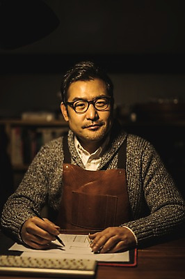 포토 JPG 디자인 남자 종이 40대 도안 실내 자 한명 미소 사람 상반신 성인 앞모습 연필 앞치마 한국인 키보드 그리기 작업실 목공예 장인 성인남자한명만 안경낌 국내포토 1 안경 뷰포인트 중년 모션 문구용품 학용품 표정 동양인 내부 필기구 공예 남자한명만 성인남자만 파일형식