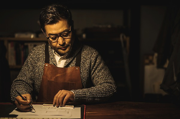 포토 JPG 디자인 응시 남자 종이 선 40대 도안 실내 자 한명 사람 상반신 성인 앞모습 연필 앞치마 한국인 그리기 작업실 목공예 장인 성인남자한명만 안경낌 국내포토 1 시선 안경 뷰포인트 중년 모션 문구용품 학용품 동양인 내부 필기구 공예 남자한명만 성인남자만 파일형식