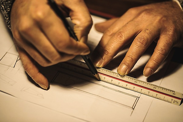 포토 JPG 손 디자인 남자 40대 도안 실내 자 한명 사람 성인 신체부위 연필 한국인 양손 그리기 작업실 목공예 장인 성인남자한명만 국내포토 1 중년 모션 문구용품 학용품 동양인 내부 필기구 공예 남자한명만 성인남자만 파일형식