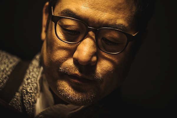 포토 JPG 응시 남자 얼굴 40대 수염 실내 한명 사람 근접촬영 상반신 성인 앞모습 한국인 작업실 목공예 장인 성인남자한명만 안경낌 국내포토 1 시선 안경 뷰포인트 중년 동양인 내부 신체부위 공예 남자한명만 성인남자만 파일형식