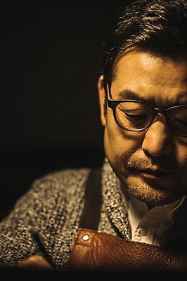 포토 JPG 응시 남자 얼굴 40대 실내 한명 사람 근접촬영 상반신 성인 앞모습 앞치마 한국인 작업실 목공예 장인 성인남자한명만 안경낌 내려보기 국내포토 1 시선 안경 뷰포인트 중년 모션 동양인 내부 신체부위 공예 남자한명만 성인남자만 파일형식