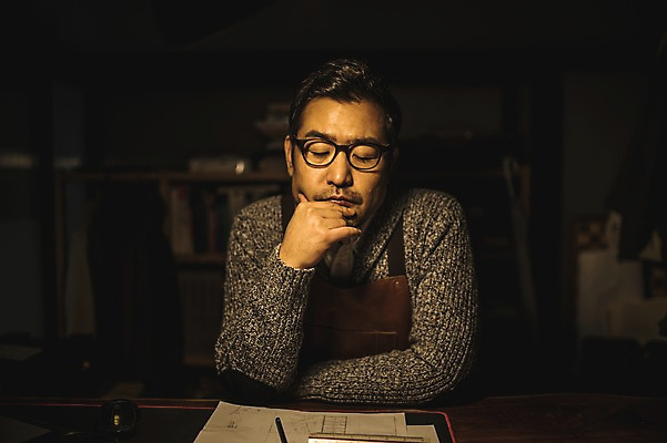 포토 JPG 남자 40대 생각 도안 실내 한명 사람 상반신 성인 앞모습 연필 눈감음 앞치마 턱괴기 한국인 작업실 고민 문서 목공예 장인 성인남자한명만 안경낌 국내포토 1 감정 안경 뷰포인트 중년 모션 학용품 동양인 내부 필기구 공예 남자한명만 성인남자만 파일형식