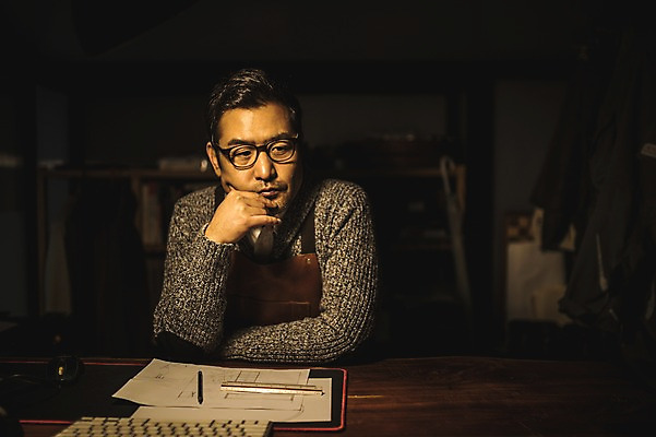 포토 JPG 남자 40대 생각 도안 실내 한명 사람 상반신 성인 앞모습 연필 턱괴기 한국인 키보드 작업실 책상 고민 문서 목공예 장인 성인남자한명만 안경낌 국내포토 1 감정 안경 뷰포인트 중년 가구 모션 학용품 동양인 내부 필기구 공예 남자한명만 성인남자만 파일형식