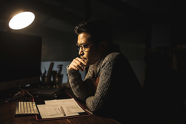 포토 JPG 응시 남자 40대 생각 도안 실내 한명 사람 앉기 상반신 성인 옆모습 컴퓨터 턱괴기 한국인 등불 키보드 작업실 야간 책상 고민 문서 목공예 장인 성인남자한명만 안경낌 국내포토 자연요소 1 시선 감정 안경 뷰포인트 중년 가구 모션 조명 동양인 내부 전자제품 공예 남자한명만 성인남자만 파일형식