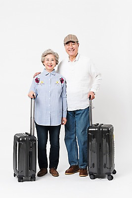 포토 JPG 스튜디오촬영 전신 여자 할아버지 노년 남자 할머니 여행 실내 서기 미소 사람 두명 앞모습 캐리어 노부부 한국인 잡기 60대 70대 노인만 어깨에손 국내포토 부부 뷰포인트 모션 표정 동양인 성인 내부 여행가방 성인만 파일형식