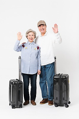 포토 JPG 스튜디오촬영 전신 여자 할아버지 노년 남자 할머니 여행 실내 서기 미소 사람 두명 앞모습 손들기 캐리어 노부부 한국인 60대 70대 노인만 국내포토 부부 뷰포인트 모션 표정 동양인 성인 내부 여행가방 성인만 파일형식