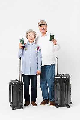 포토 JPG 스튜디오촬영 전신 여자 할아버지 노년 남자 할머니 여행 실내 서기 미소 들기 사람 두명 앞모습 캐리어 노부부 한국인 60대 항공권 여권 70대 노인만 국내포토 부부 뷰포인트 모션 표정 동양인 성인 내부 여행가방 티켓 성인만 파일형식