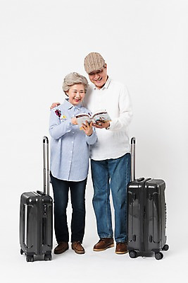 포토 JPG 스튜디오촬영 전신 응시 여자 할아버지 노년 남자 할머니 여행 실내 서기 미소 사람 두명 앞모습 캐리어 노부부 한국인 가리킴 60대 가이드북 70대 노인만 어깨에손 국내포토 부부 시선 뷰포인트 모션 표정 동양인 손짓 성인 내부 여행가방 성인만 파일형식