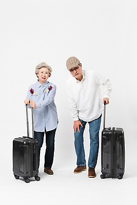 포토 JPG 스튜디오촬영 전신 여자 할아버지 노년 남자 할머니 여행 실내 서기 사람 두명 앞모습 캐리어 노부부 고통 한국인 잡기 찡그림 60대 70대 무릎통증 노인만 국내포토 부부 감정 뷰포인트 모션 표정 동양인 성인 내부 여행가방 성인만 파일형식