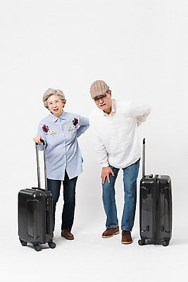 포토 JPG 스튜디오촬영 전신 여자 할아버지 노년 남자 할머니 여행 실내 서기 사람 두명 앞모습 캐리어 노부부 고통 한국인 찡그림 60대 70대 노후건강 허리통증 노인만 국내포토 부부 감정 뷰포인트 모션 표정 건강 동양인 성인 내부 노후 여행가방 성인만 파일형식