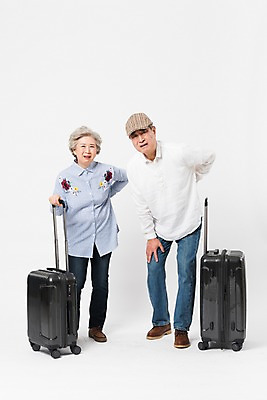 포토 JPG 스튜디오촬영 전신 여자 할아버지 노년 남자 할머니 여행 실내 서기 사람 두명 앞모습 캐리어 노부부 고통 한국인 찡그림 60대 70대 노후건강 허리통증 노인만 국내포토 부부 감정 뷰포인트 모션 표정 건강 동양인 성인 내부 노후 여행가방 성인만 파일형식